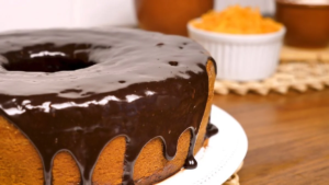 Bolo de cenoura com cobertura de chocolate